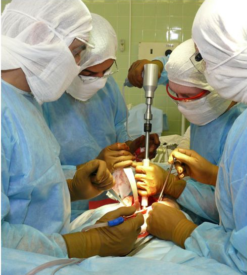 Фото применение ортопедической перчатки в ходе операции